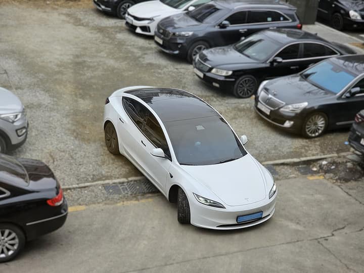 Tesla Model 3 de la generación actual en blanco