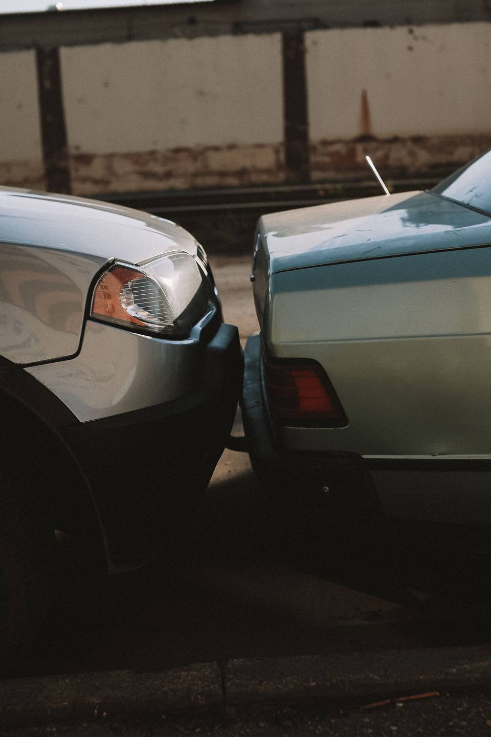Dos coches tras un alcance trasero leve, con el paragolpes dañado