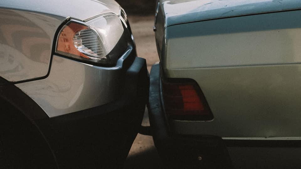 Dos coches tras un alcance trasero leve, con el paragolpes dañado