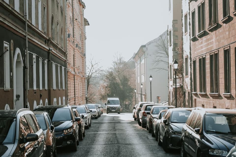 Calle de una ciudad europea con coches aparcados junto a la acera