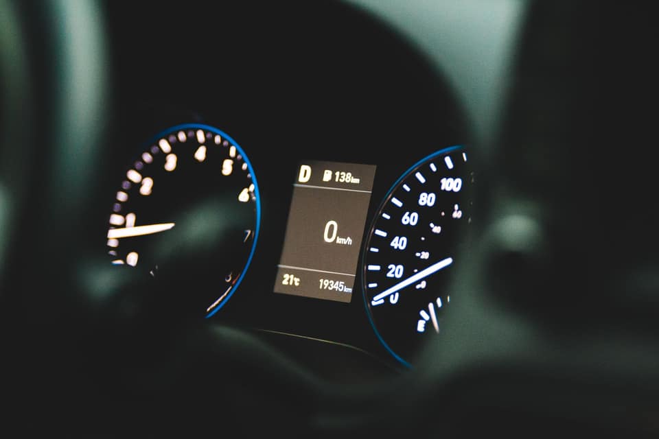 Cuadro de instrumentos de un coche con el cuentakilómetros marcando 19.345 km