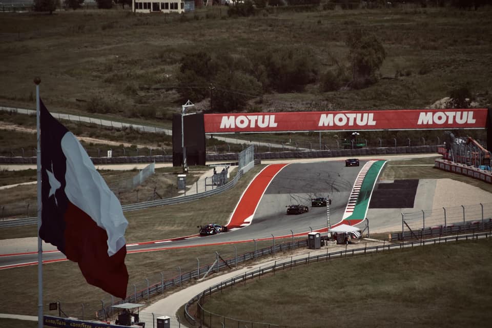 Monoplazas en el Circuito de las Américas de Austin, con la bandera de Texas