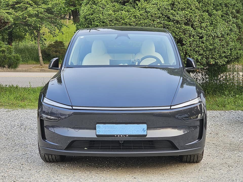 Tesla Model Y de la generación actual en gris oscuro, visto de frente
