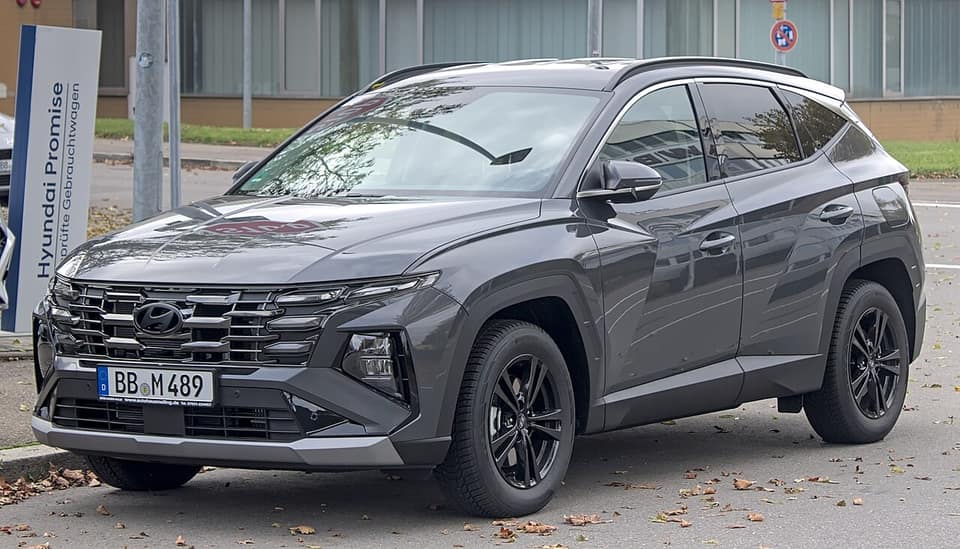 Hyundai Tucson renovado (2024) en gris oscuro, visto de frente en tres cuartos, aparcado en Böblingen (Alemania)