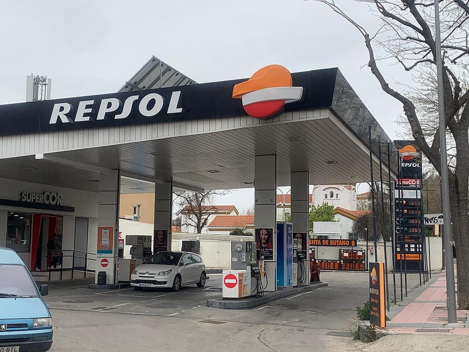 Estación de servicio de Repsol en España, con los surtidores bajo la marquesina
