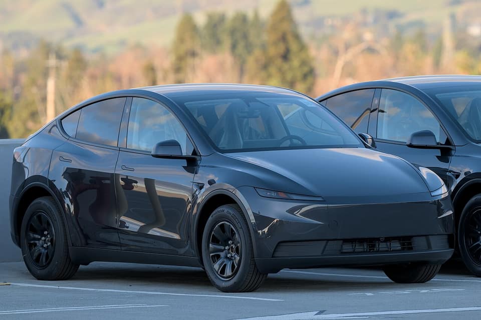 Tesla Model Y Standard actual, de tracción trasera, visto de tres cuartos delantero