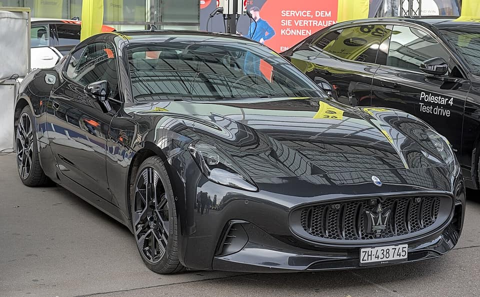 Maserati GranTurismo Folgore eléctrico de la generación actual, en gris oscuro