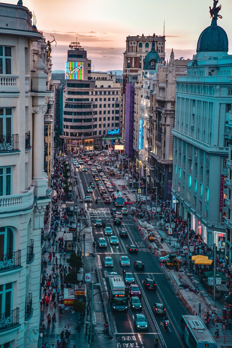 Tráfico en la Gran Vía de Madrid, dentro de la zona de bajas emisiones del Distrito Centro