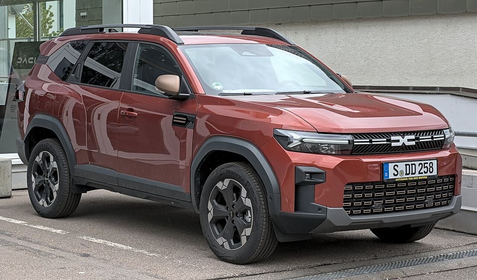 Dacia Bigster de la generación actual en color rojo, visto de tres cuartos delantero